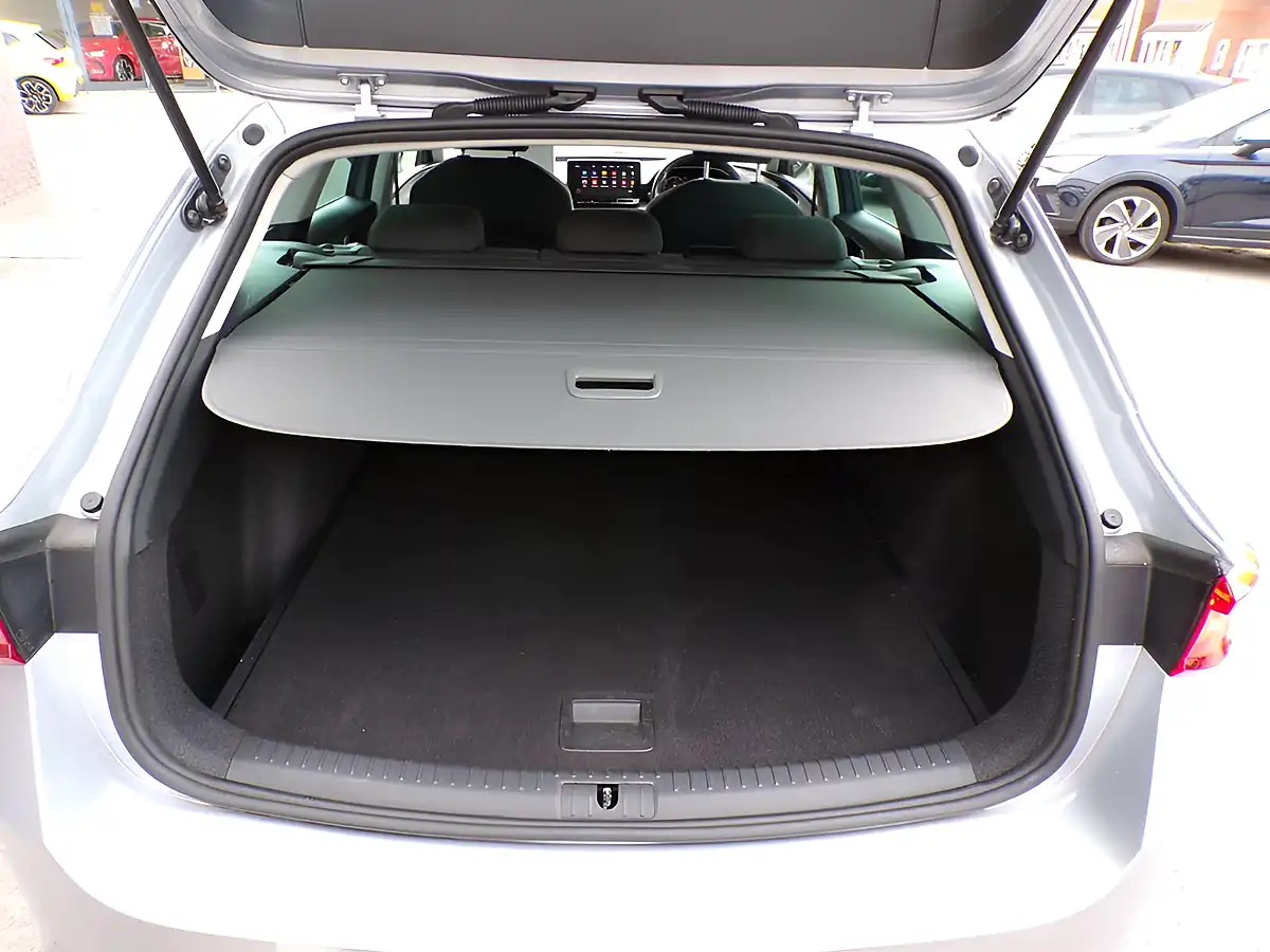 Used 2020 SEAT Leon Se Dynamic Silver - Interior and Exterior details 17
