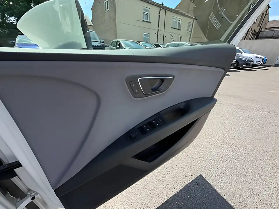Used 2020 SEAT Leon Se Dynamic White - Interior and Exterior details 11