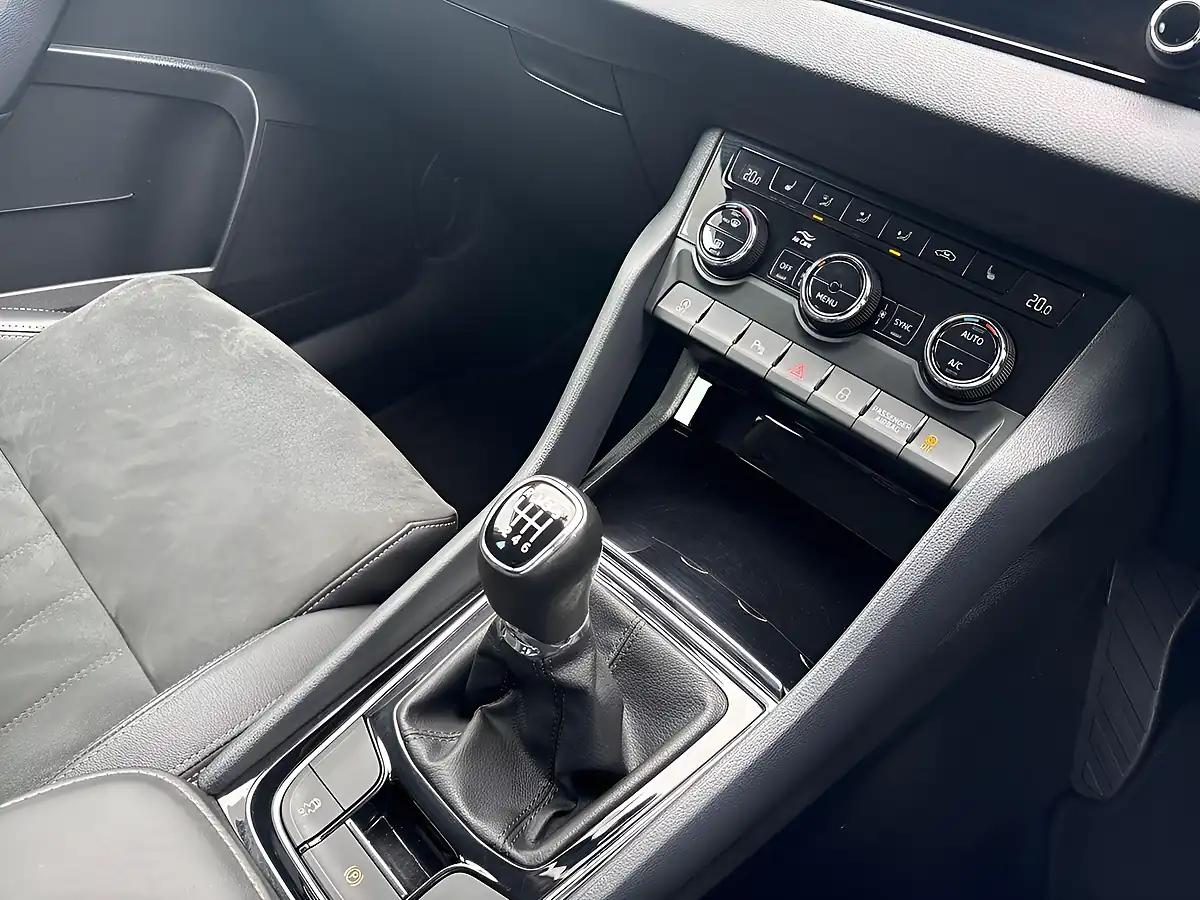 Used 2020 Skoda Karoq Se L White - Interior and Exterior details 12
