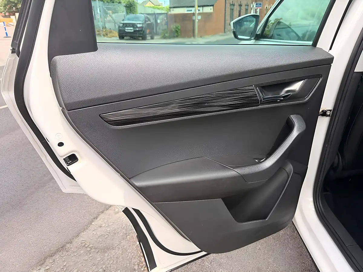 Used 2020 Skoda Karoq Se L White - Interior and Exterior details 11