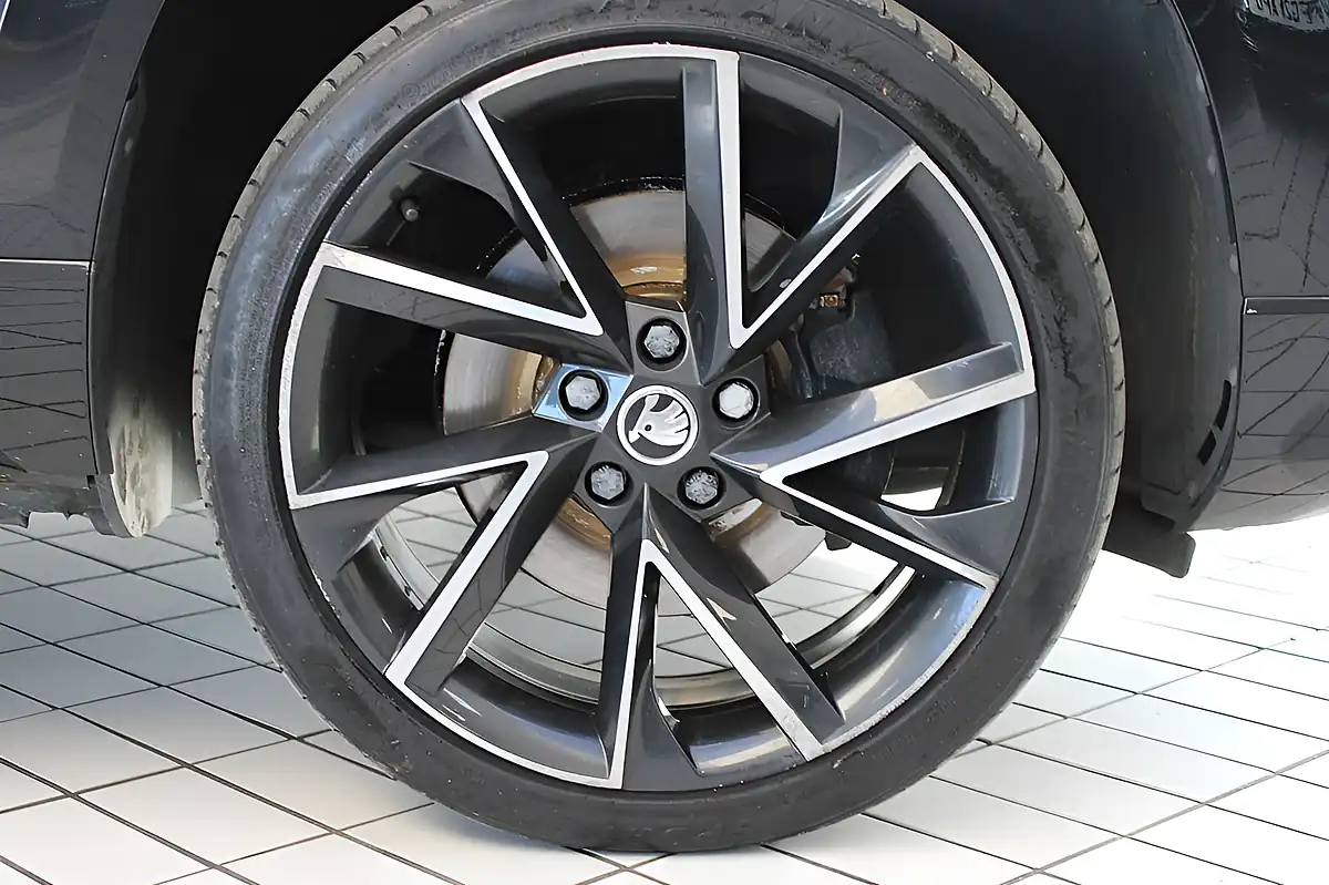 Used 2020 Skoda Karoq Sportline Black - Interior and Exterior details 11
