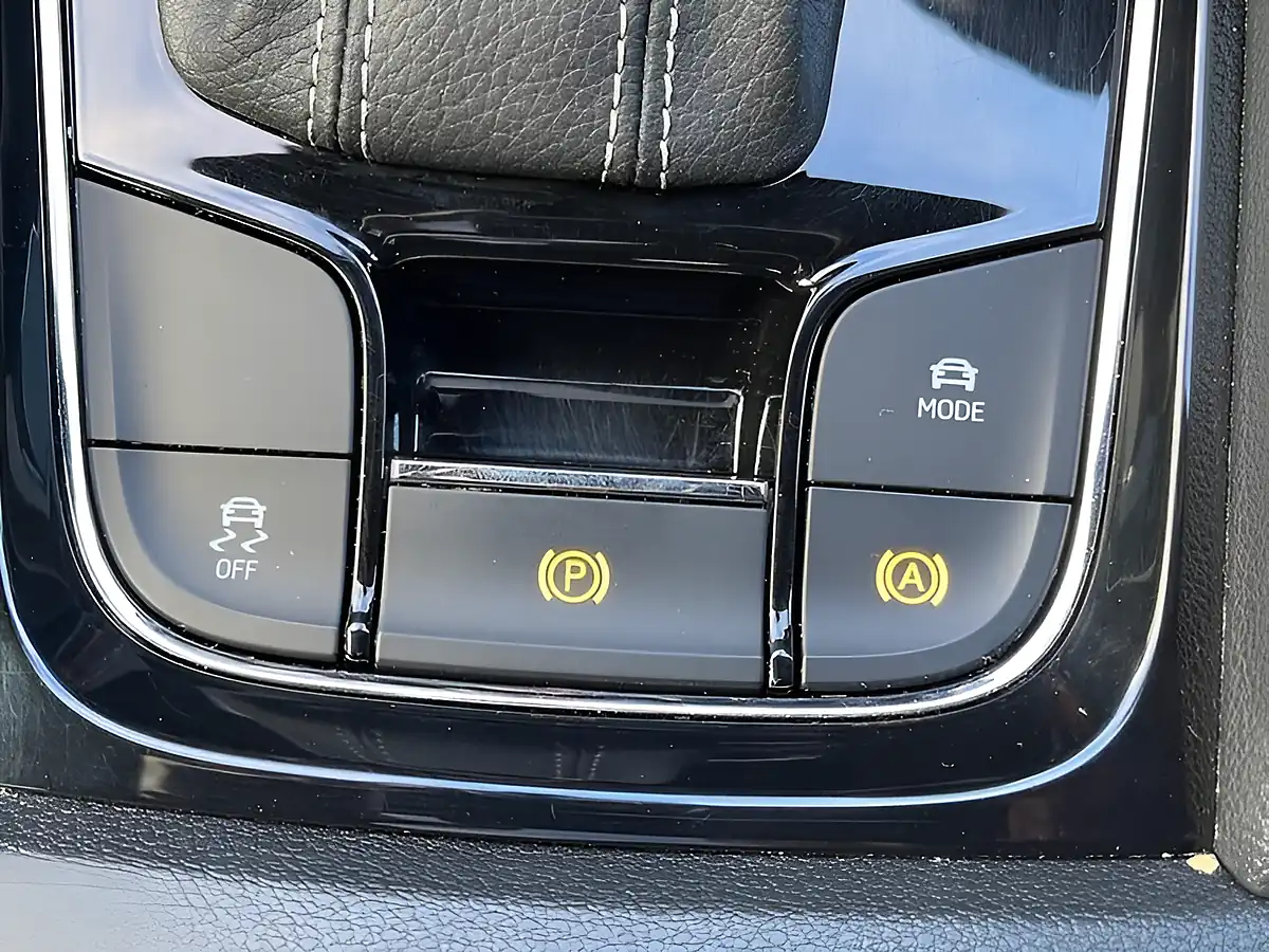 Used 2020 Skoda Karoq Sportline White - Interior and Exterior details 10