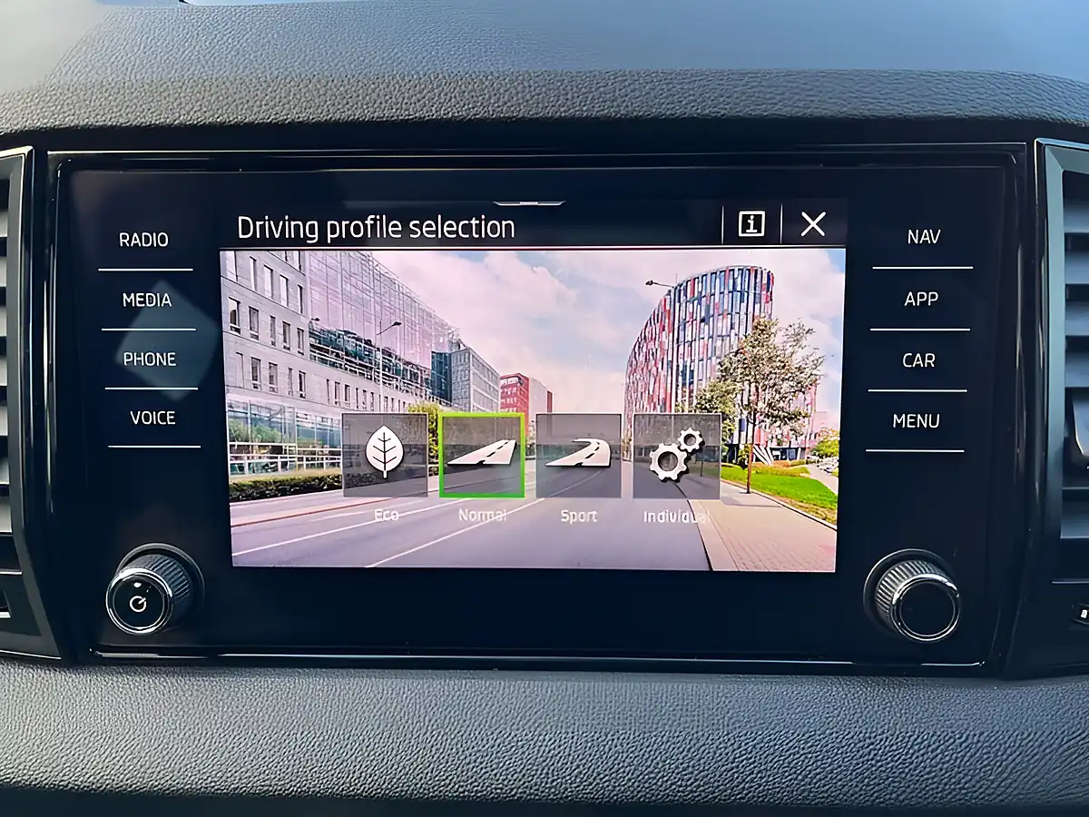 Used 2020 Skoda Karoq Sportline White - Interior and Exterior details 14
