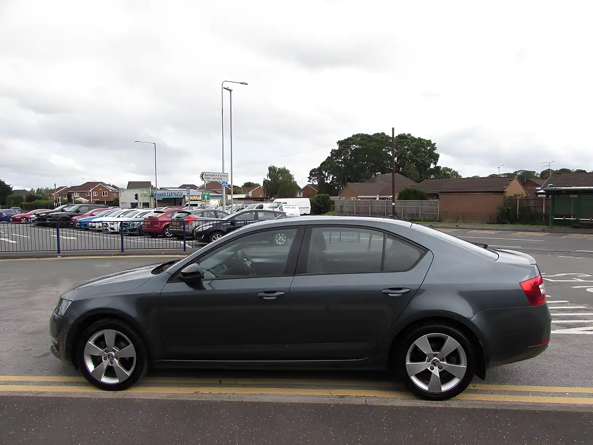 Used 2020 Skoda Octavia Se Drive Grey - Interior and Exterior details 4