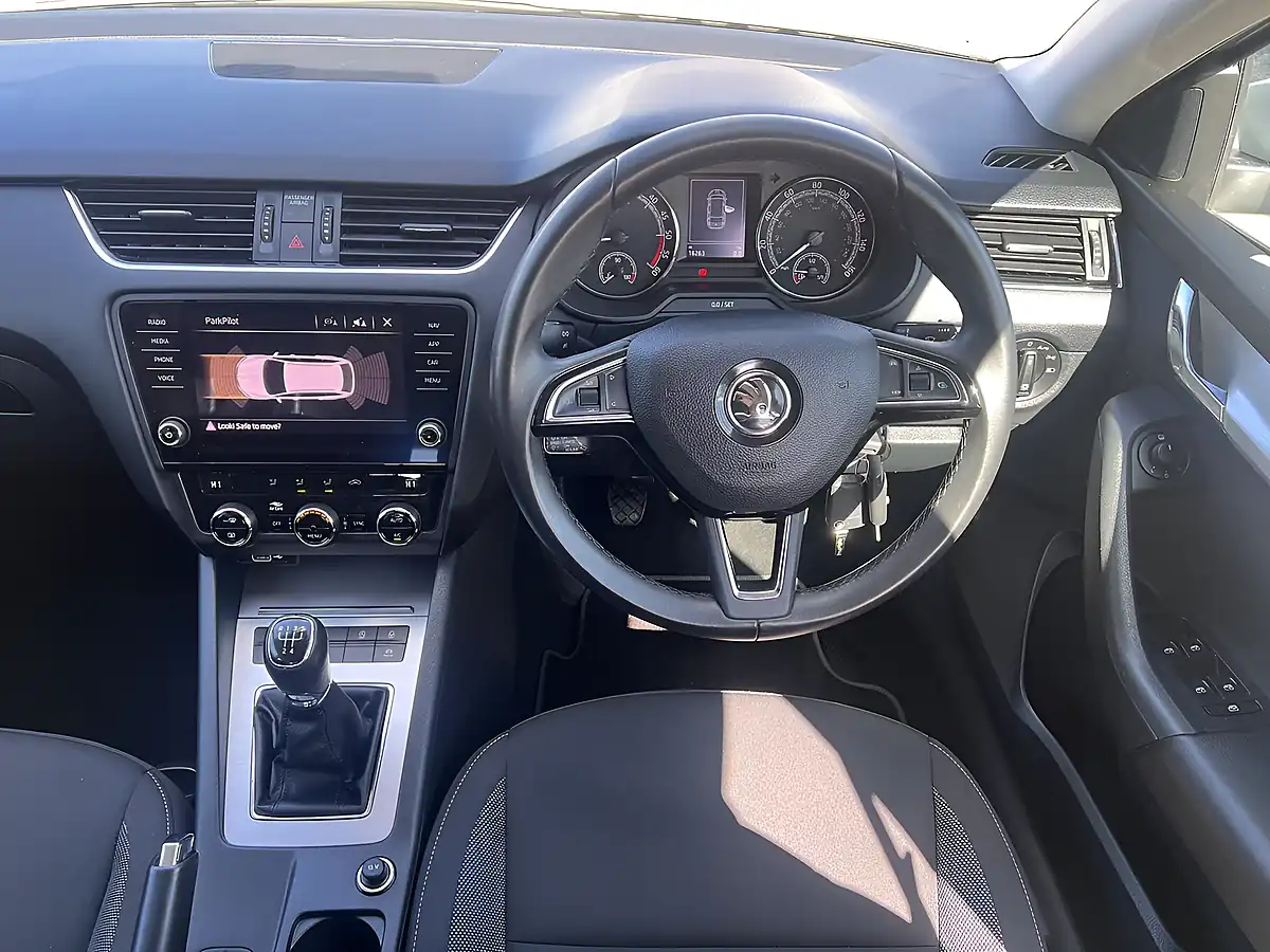 Used 2020 Skoda Octavia Se Technology Brilliant Silver Metallic - Interior and Exterior details 11