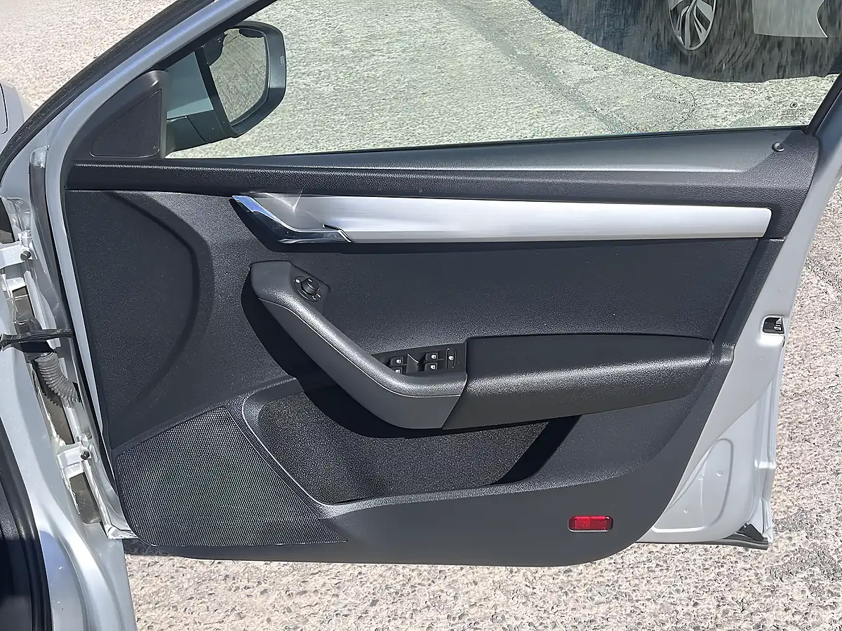 Used 2020 Skoda Octavia Se Technology Brilliant Silver Metallic - Interior and Exterior details 17