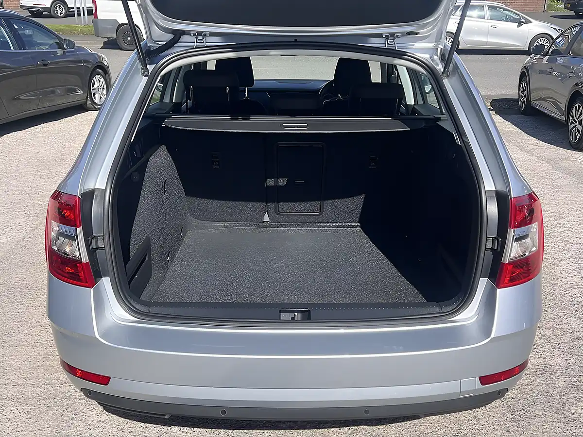 Used 2020 Skoda Octavia Se Technology Brilliant Silver Metallic - Interior and Exterior details 18
