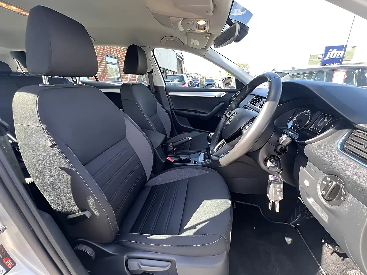 Used 2020 Skoda Octavia Se Technology Brilliant Silver Metallic - Interior and Exterior details 3