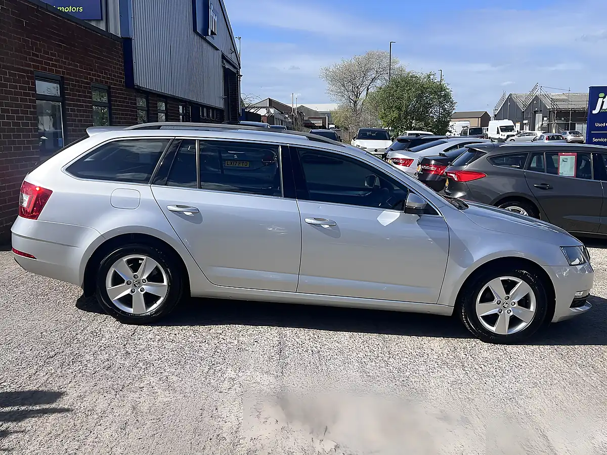 Used 2020 Skoda Octavia Se Technology Brilliant Silver Metallic - Interior and Exterior details 5