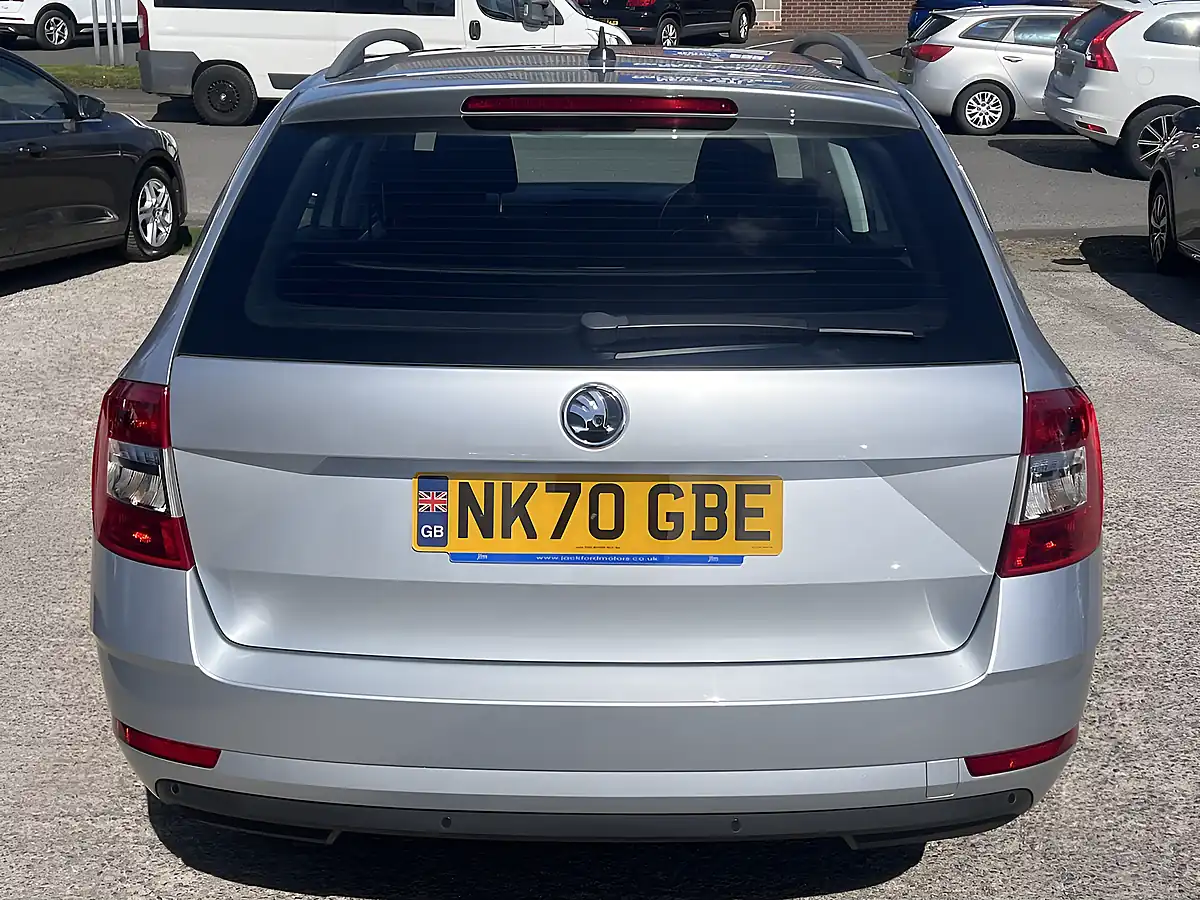 Used 2020 Skoda Octavia Se Technology Brilliant Silver Metallic - Interior and Exterior details 7