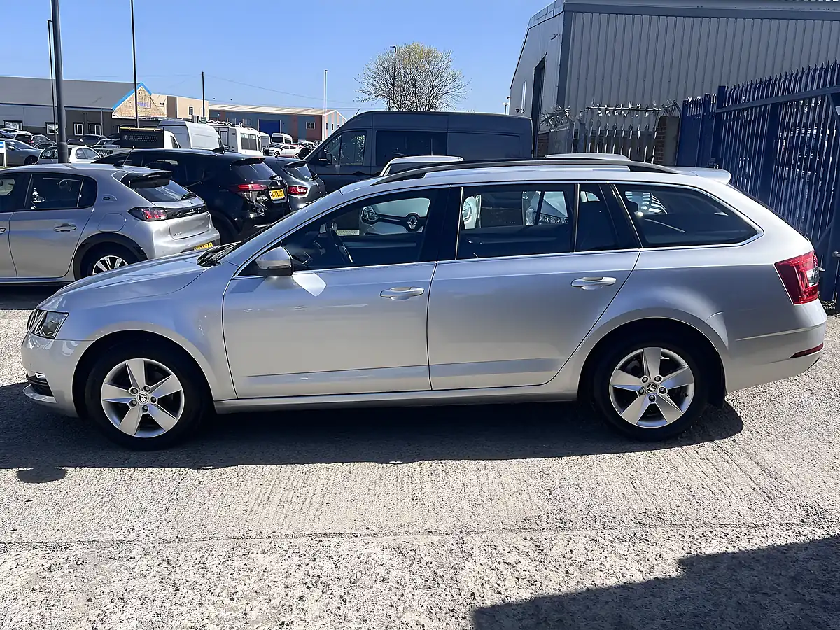 Used 2020 Skoda Octavia Se Technology Brilliant Silver Metallic - Interior and Exterior details 9