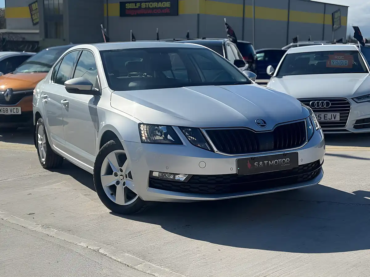Used 2020 Skoda Octavia Se Technology Silver - Front View
