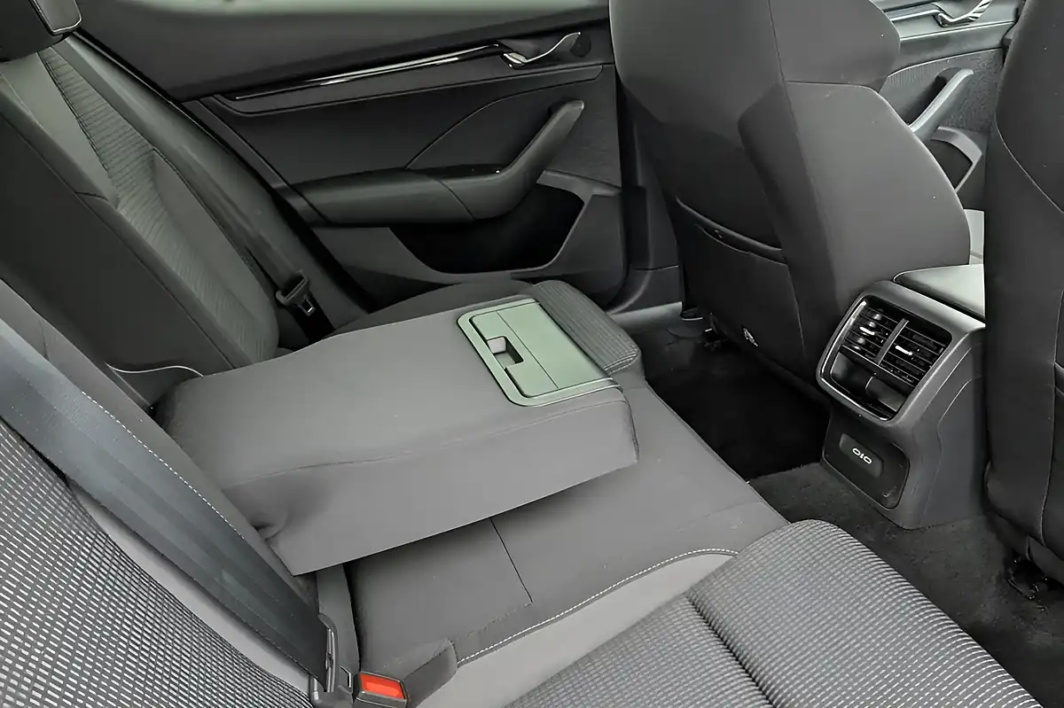 Used 2020 Skoda Octavia Se Technology White - Interior and Exterior details 16