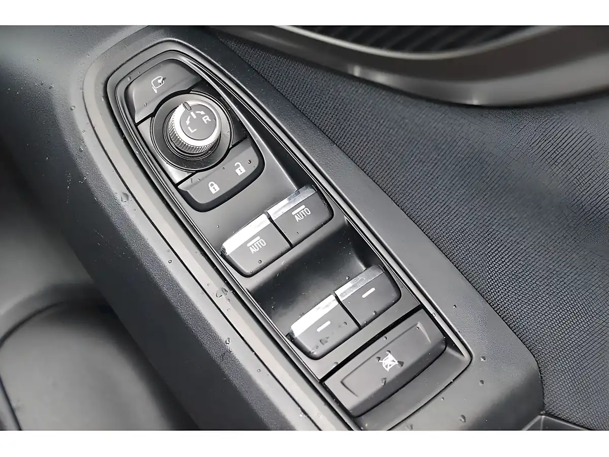 Used 2020 Subaru Xv Se Silver - Interior and Exterior details 8