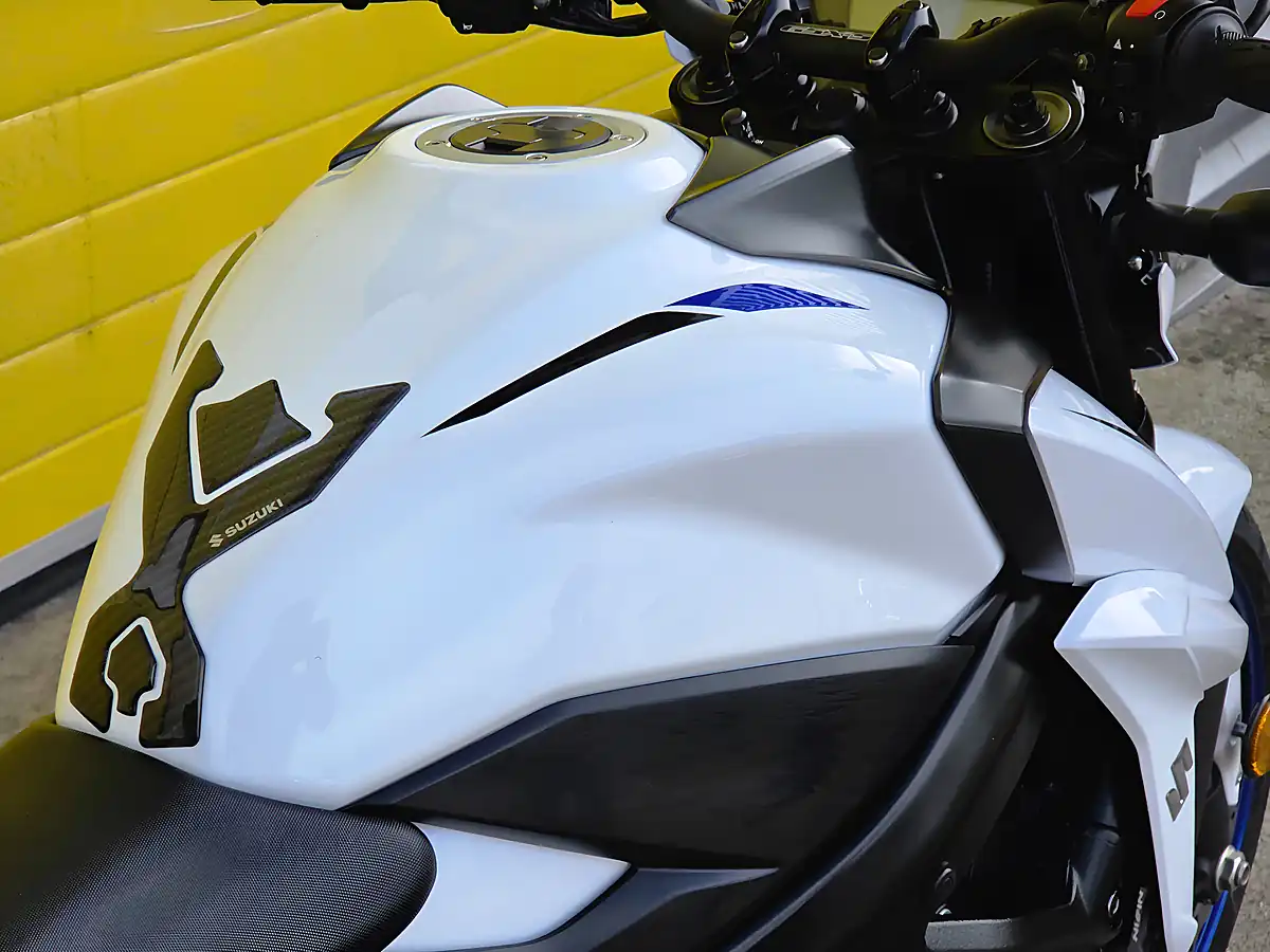 Used 2020 Suzuki GSX-S750 Naked White - Interior and Exterior details 12