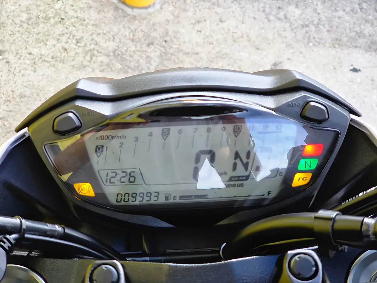 Used 2020 Suzuki GSX-S750 Naked White - Interior and Exterior details 13