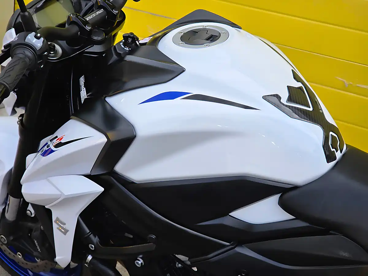 Used 2020 Suzuki GSX-S750 Naked White - Interior and Exterior details 17