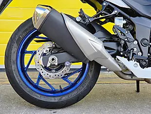 Used 2020 Suzuki GSX-S750 Naked White - Interior and Exterior details 8