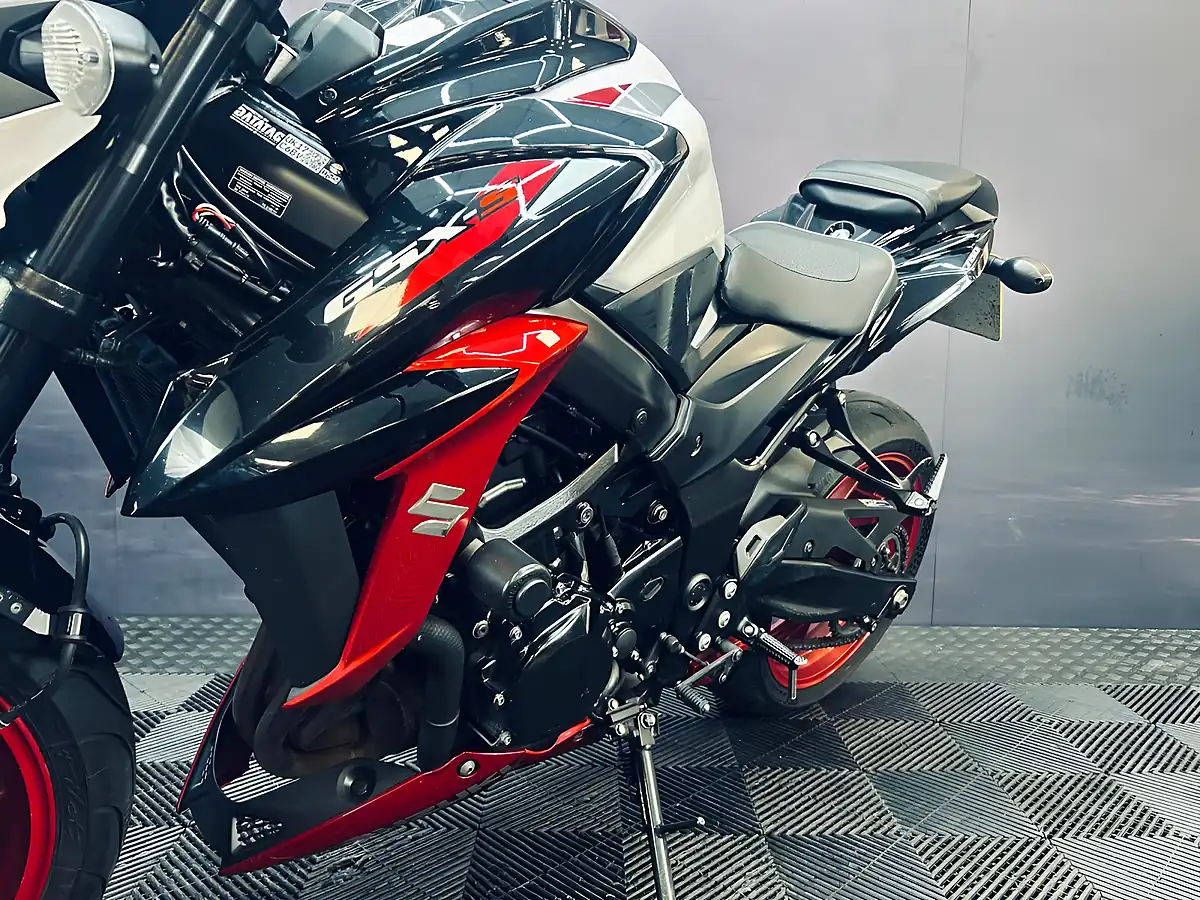 Used 2020 Suzuki Gsxs 750 Z White and Red - Interior and Exterior details 11