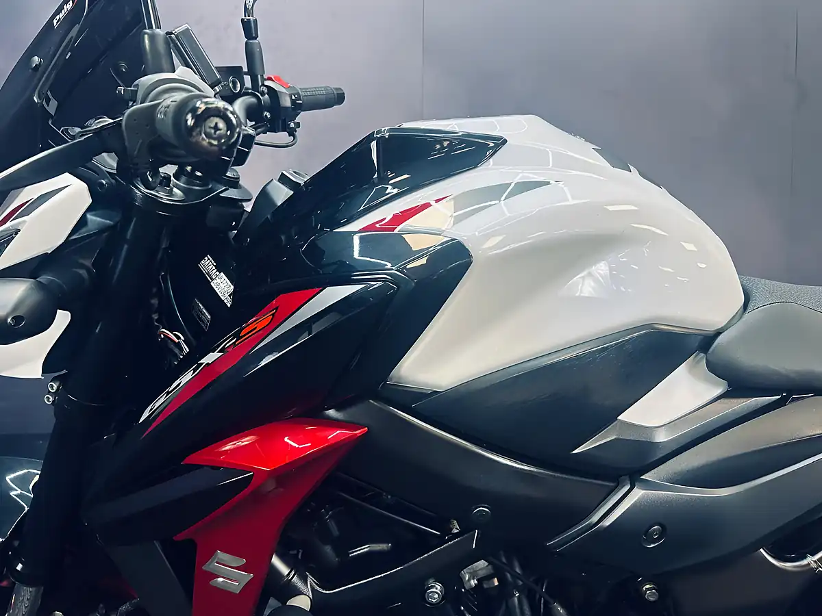 Used 2020 Suzuki Gsxs 750 Z White and Red - Interior and Exterior details 9