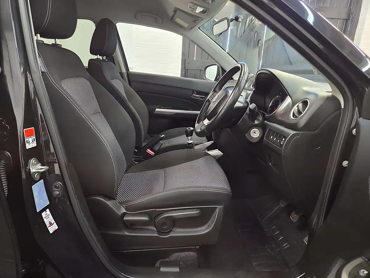 Used 2020 Suzuki Vitara Sz-T Black - Interior and Exterior details 6