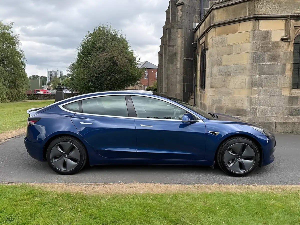 Used 2020 Tesla Model 3 Standard Range Plus Blue - Interior and Exterior details 2