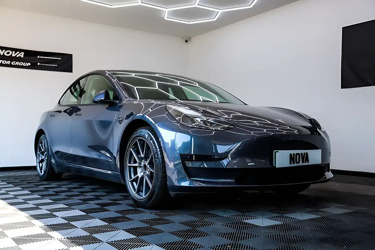 Used 2020 Tesla Model 3 Standard Range Plus Midnight Silver Metallic - Interior and Exterior details 3