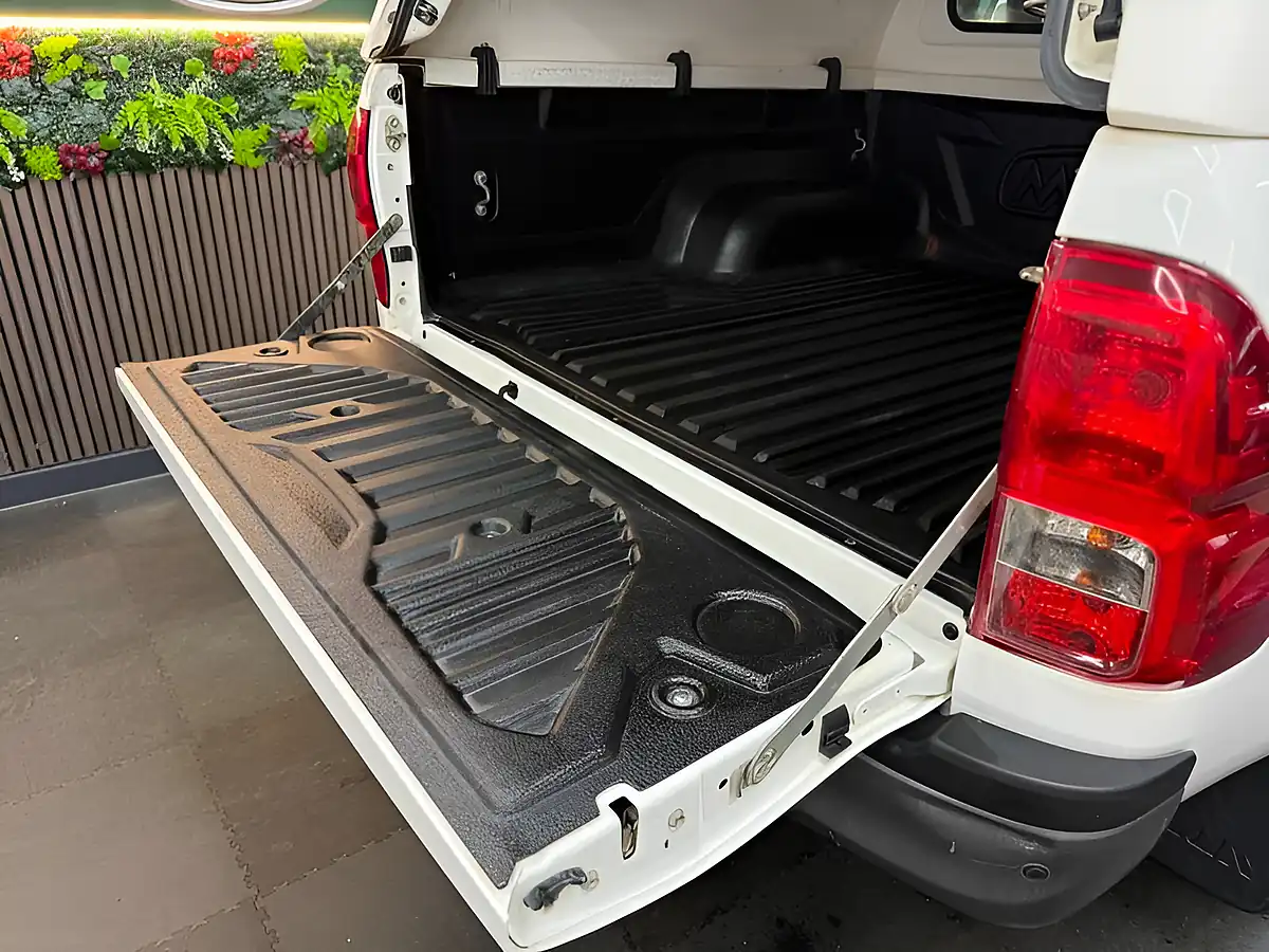 Used 2020 Toyota Hilux Active 4WD Dcb White - Interior and Exterior details 20