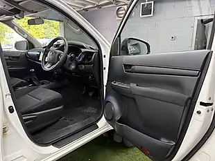 Used 2020 Toyota Hilux Active White - Interior and Exterior details 19