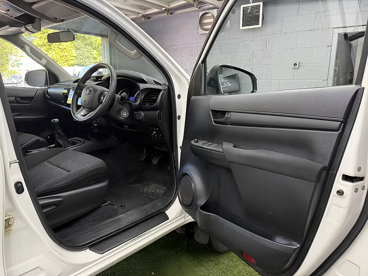 Used 2020 Toyota Hilux Active White - Interior and Exterior details 19