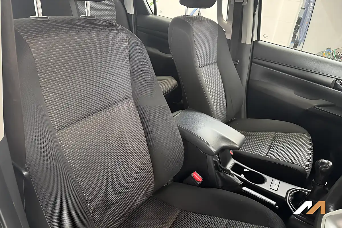 Used 2020 Toyota Hilux Active White - Interior and Exterior details 13