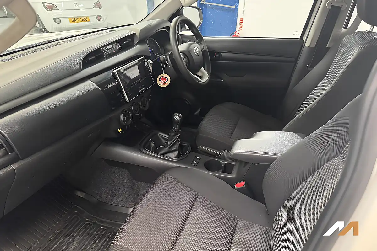 Used 2020 Toyota Hilux Active White - Interior and Exterior details 14