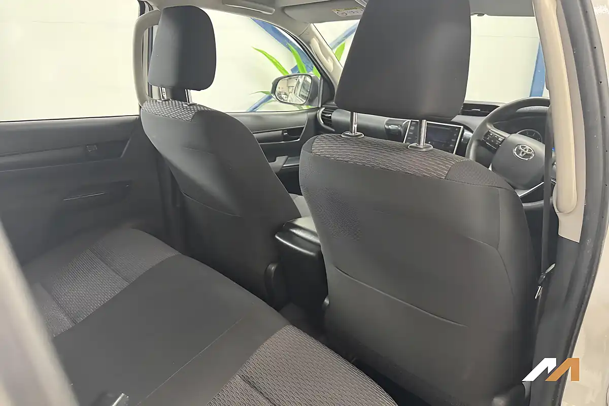 Used 2020 Toyota Hilux Active White - Interior and Exterior details 16