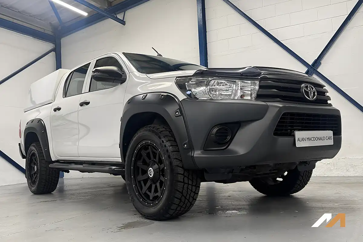 Used 2020 Toyota Hilux Active White - Interior and Exterior details 6