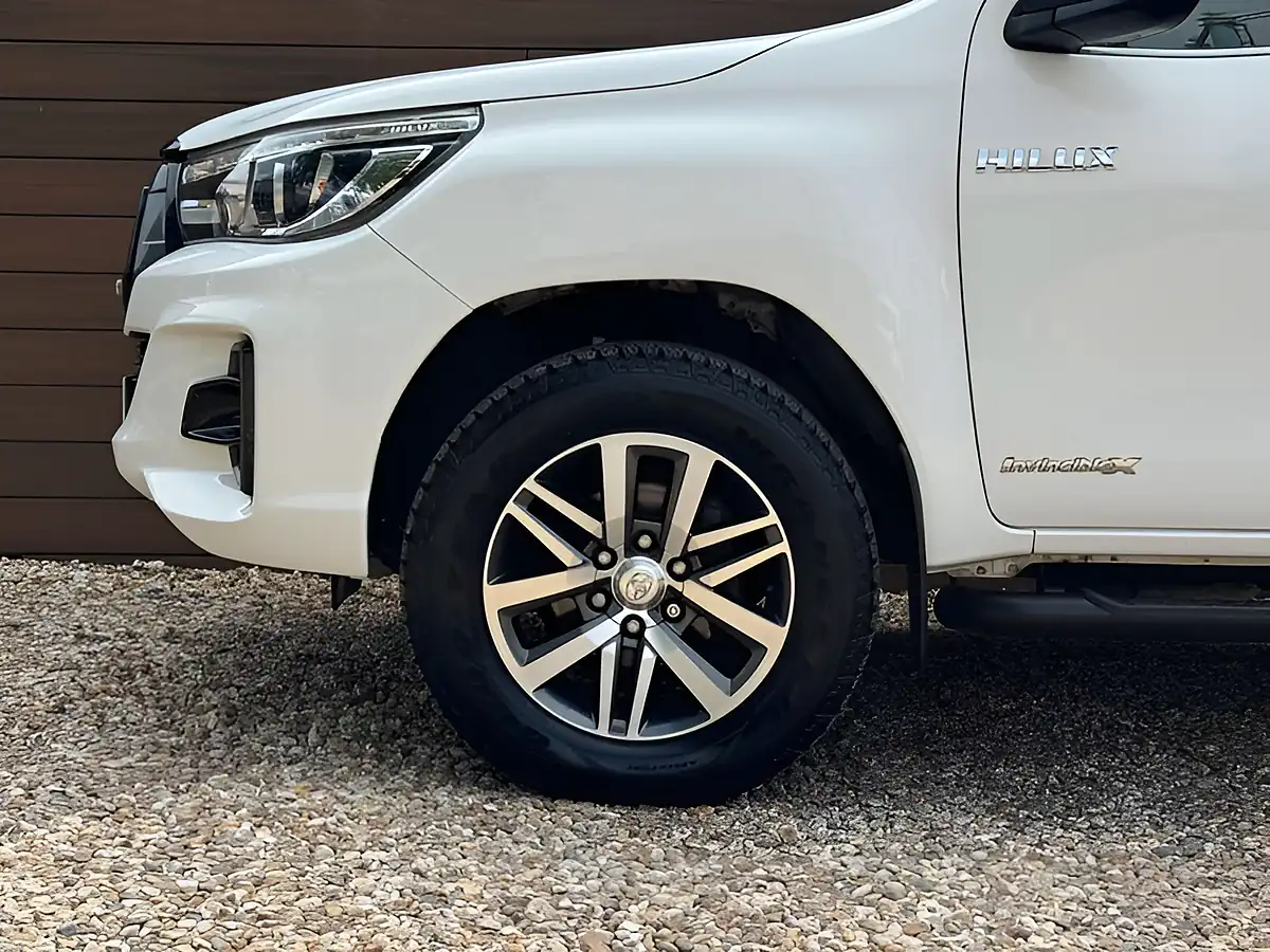 Used 2020 Toyota Hilux Hi-Luxury Invincible X White - Interior and Exterior details 10