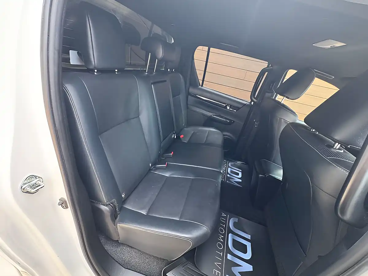 Used 2020 Toyota Hilux Hi-Luxury Invincible X White - Interior and Exterior details 15