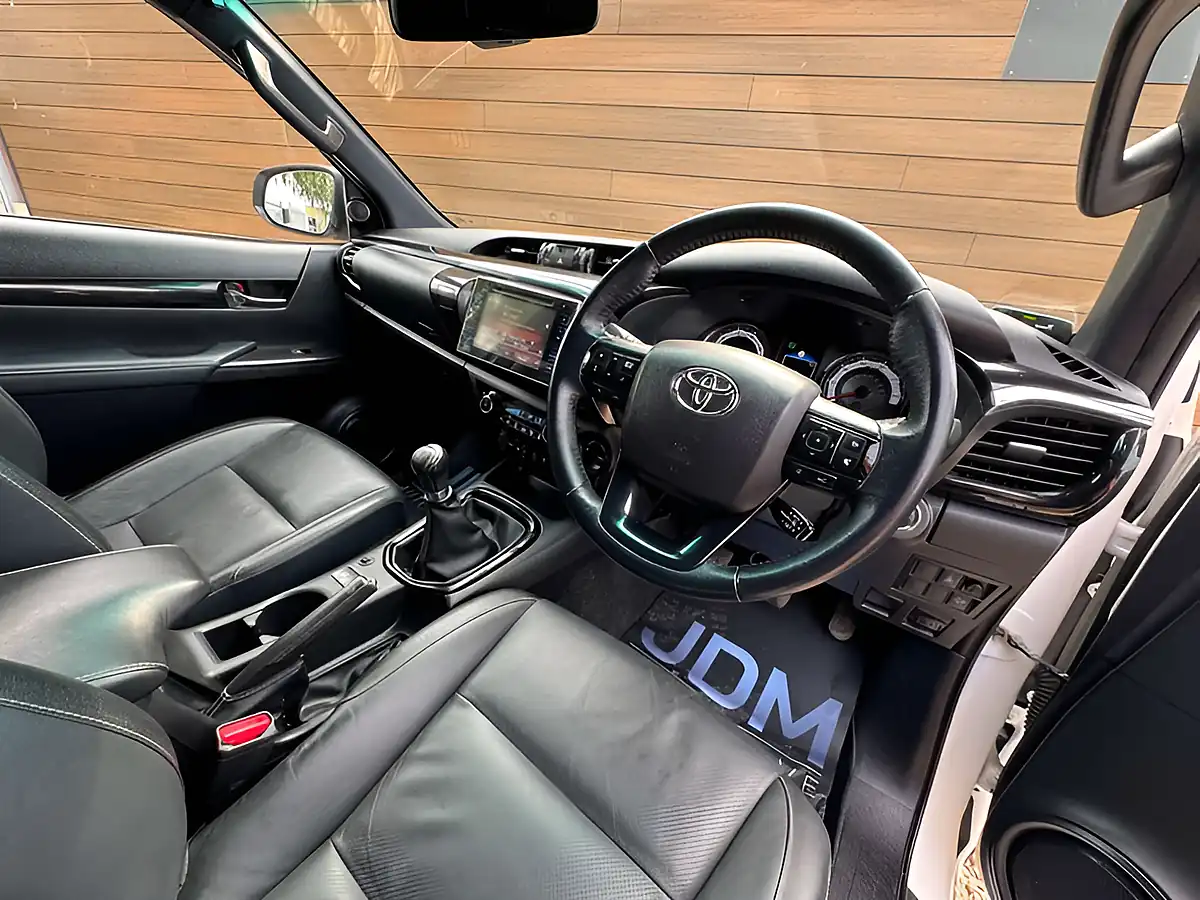 Used 2020 Toyota Hilux Hi-Luxury Invincible X White - Interior and Exterior details 16