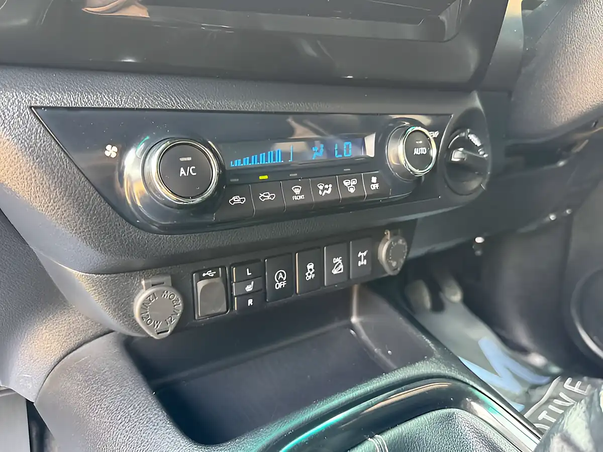 Used 2020 Toyota Hilux Hi-Luxury Invincible X White - Interior and Exterior details 20