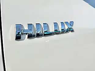 Used 2020 Toyota Hilux Invincible Pure White - Interior and Exterior details 10
