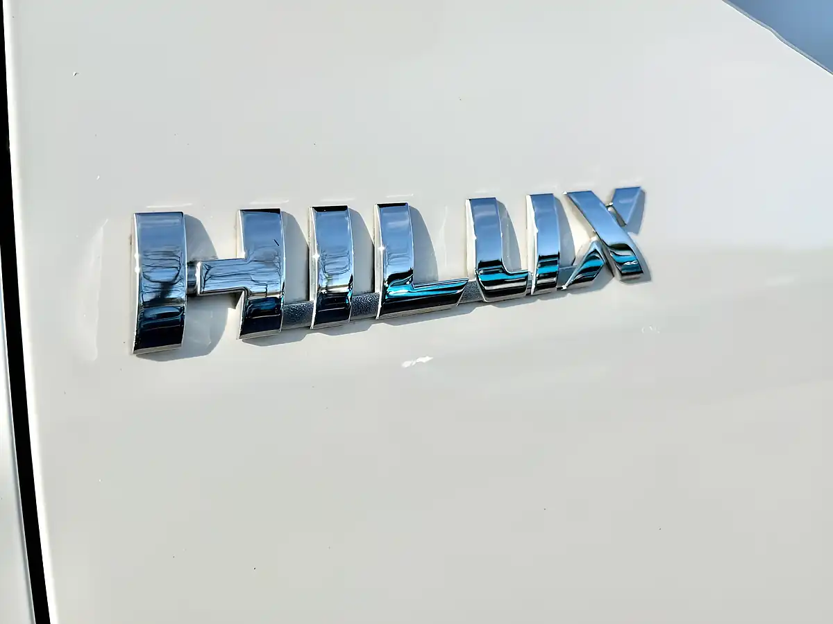 Used 2020 Toyota Hilux Invincible Pure White - Interior and Exterior details 10