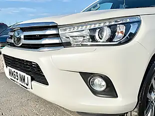 Used 2020 Toyota Hilux Invincible Pure White - Interior and Exterior details 11
