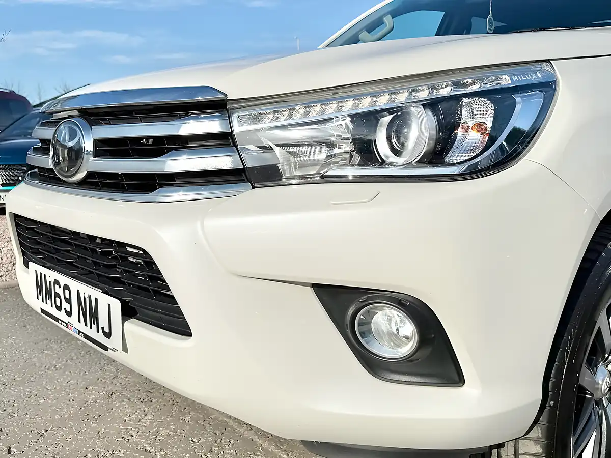 Used 2020 Toyota Hilux Invincible Pure White - Interior and Exterior details 11