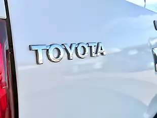 Used 2020 Toyota Hilux Invincible Pure White - Interior and Exterior details 12