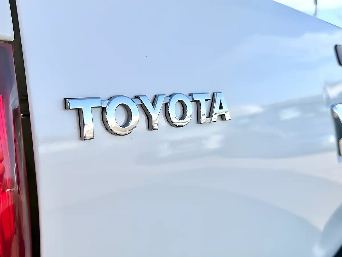 Used 2020 Toyota Hilux Invincible Pure White - Interior and Exterior details 12