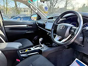 Used 2020 Toyota Hilux Invincible Pure White - Interior and Exterior details 15