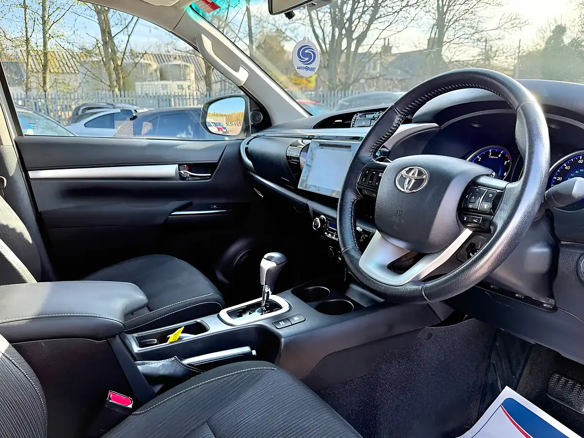 Used 2020 Toyota Hilux Invincible Pure White - Interior and Exterior details 15