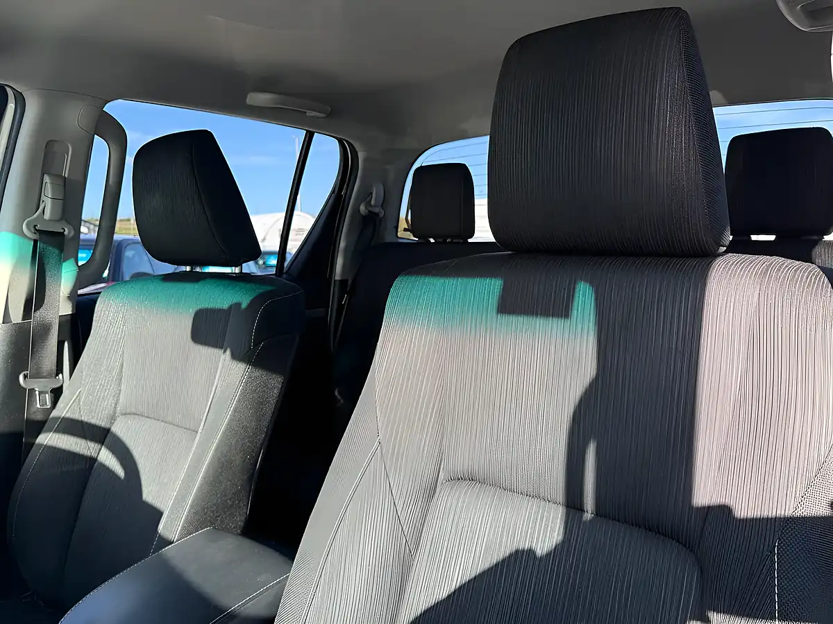 Used 2020 Toyota Hilux Invincible Pure White - Interior and Exterior details 18