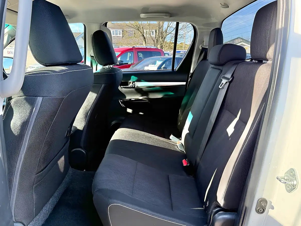 Used 2020 Toyota Hilux Invincible Pure White - Interior and Exterior details 19