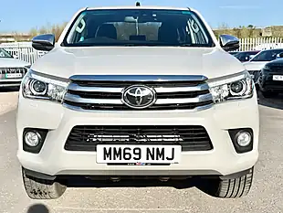 Used 2020 Toyota Hilux Invincible Pure White - Interior and Exterior details 2