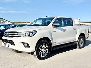 Used 2020 Toyota Hilux Invincible Pure White - Interior and Exterior details 3